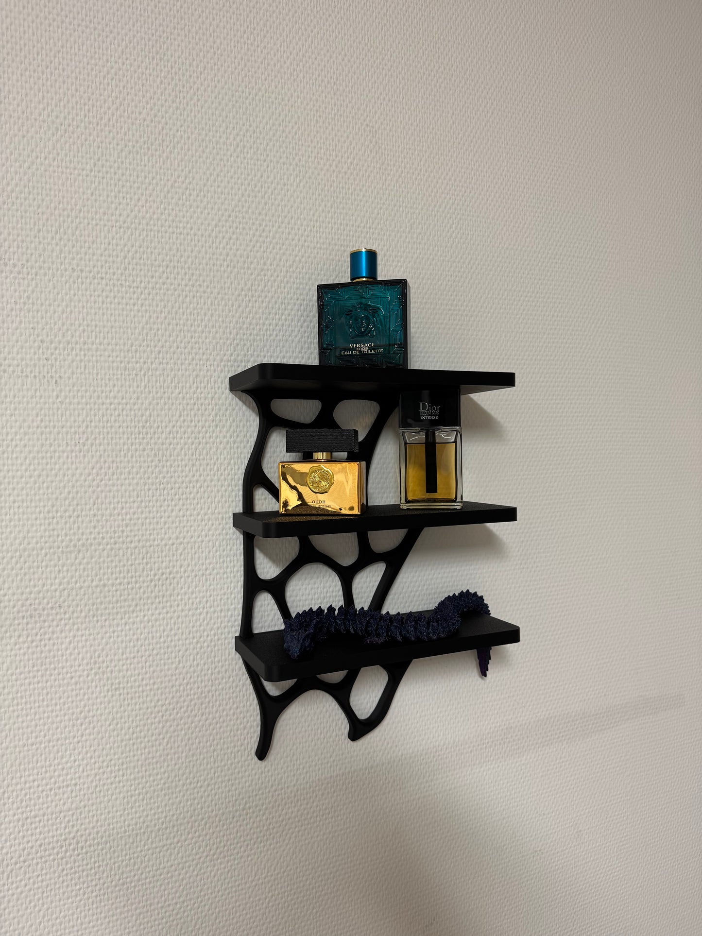 Modernes Wandregal mit organischem Design