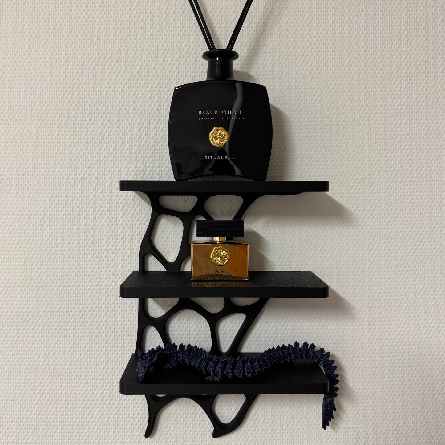 Modernes Wandregal mit organischem Design