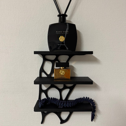 Modernes Wandregal mit organischem Design