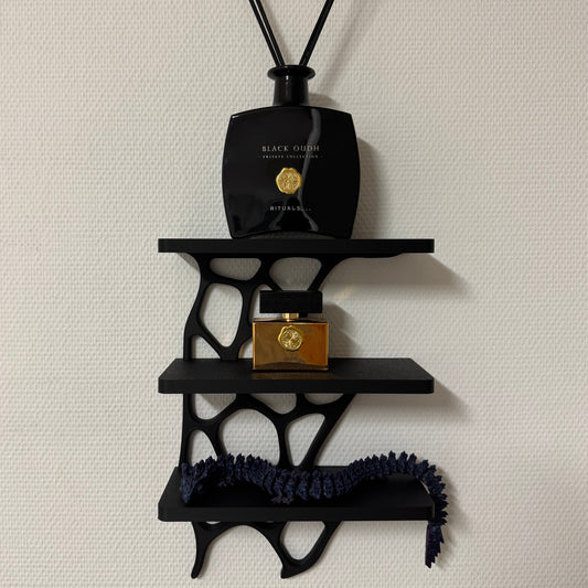 Modernes Wandregal mit organischem Design