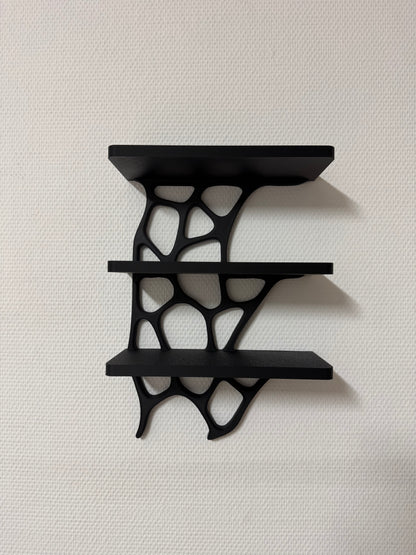 Modernes Wandregal mit organischem Design